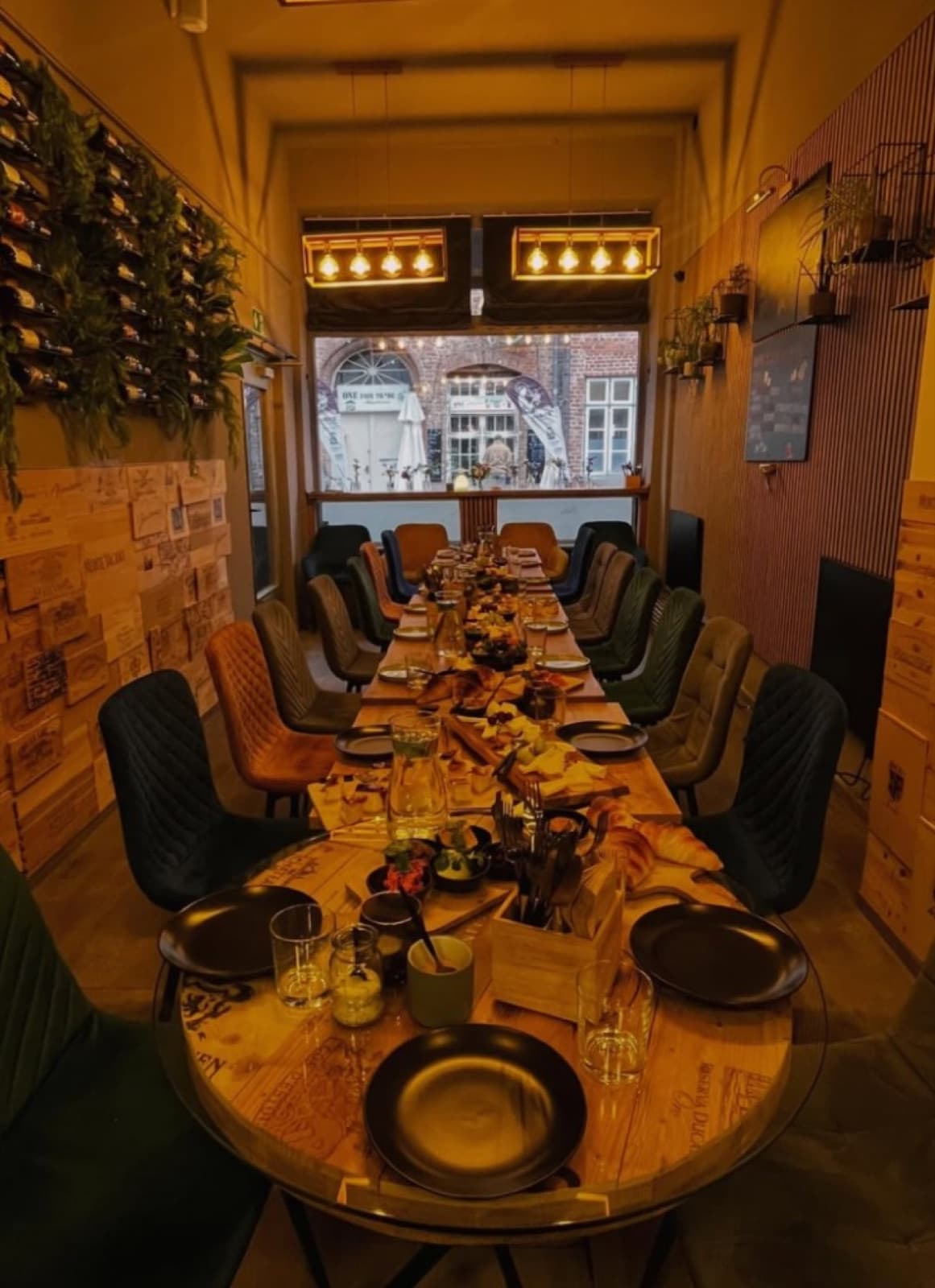 Lange Tafel im warmen Abendlicht im Klein&Fein